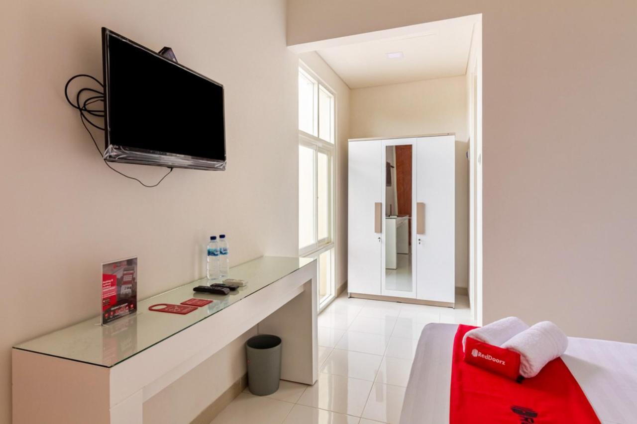 Hotel Reddoorz Syariah @ Kebraon à Sorabaya Extérieur photo
