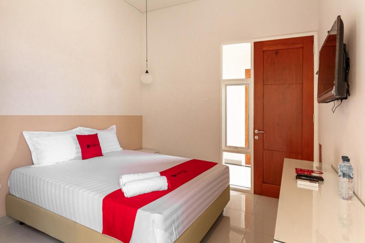 Hotel Reddoorz Syariah @ Kebraon à Sorabaya Extérieur photo